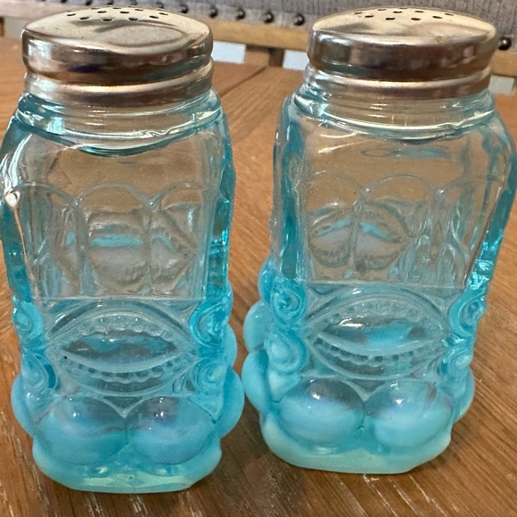 Mosser Glass Eye Winkler Pattern Salt and Pepper Shaker - Picture 4 of 4